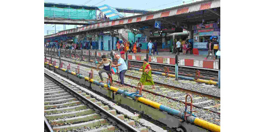 मुजफ्फरपुर स्टेशन पर लापरवाही जारी, शॉर्टकट के चक्कर में जान जोखिम में डाल कर पटरी पार कर रहे यात्री